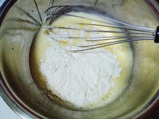 8寸戚风蛋糕,筛入低筋面粉，用手动打蛋器拌均匀，看不到面粉为止(拌的时候使用手动打蛋器呈Z字形状来回搅动，不要转圈搅拌，以免起筋。)