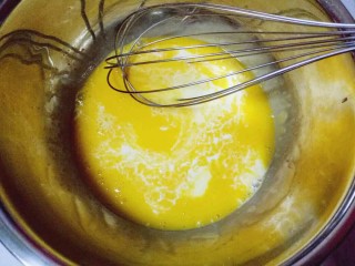 8寸戚风蛋糕,先做蛋黄糊，蛋黄用手动打蛋器打散，加入牛奶继续打均匀至看不到牛奶。