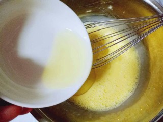 8寸戚风蛋糕,加入玉米油，使油和蛋液完全融合再一起，(色拉油也可以，但是一定要无味的)不建议使用黄油或橄榄油。