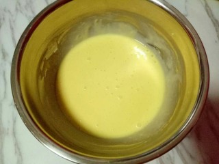 8寸戚风蛋糕,这样蛋黄糊就做好了，放在旁边备用。(面糊提起打蛋器轻松顺滑的滴落下去，且无干粉。)