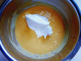 8寸戚风蛋糕,用硅胶刀取三分之的蛋白放入蛋黄糊容易中，翻拌均匀(切记手法，不要划算搅拌，以免消泡) 从底下往上翻拌，手法要轻。