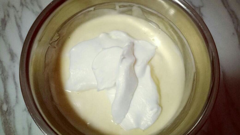 8寸戚风蛋糕,再取三分之一的蛋白霜加入蛋黄糊中，继续上面的手法，翻拌直至看不到蛋白霜。
