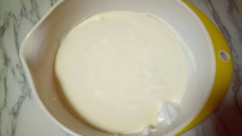 8寸戚风蛋糕,最后将蛋黄糊倒入蛋白霜的容器中，继续翻拌的手法，直至看不到蛋白霜即可。