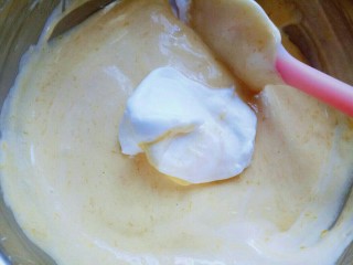8寸戚风蛋糕,再取三分之一的蛋白霜加入蛋黄糊中，继续上面的手法，翻拌直至看不到蛋白霜。