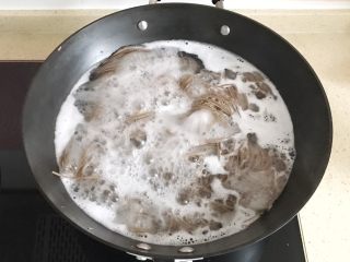 花样面条+中式荞麦冷面,汤汁冷藏的时候，可以准备面条了
锅里加水烧热后，投入荞麦面，搅拌均匀防止粘锅底，煮熟后，捞出来面条