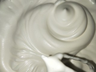 十寸戚风蛋糕,  蛋白加入盐2克，再分三次加入剩余的白糖，打发至奶油状；一定要打发到硬性发泡；提起打蛋器，顶部的蛋白成三角状竖立，不会弯曲；