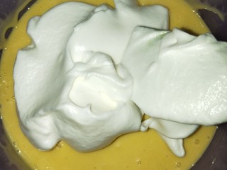 十寸戚风蛋糕, 取出1/3的蛋清和之前拌好的蛋黄混合，用橡皮刮刀切拌均匀； 