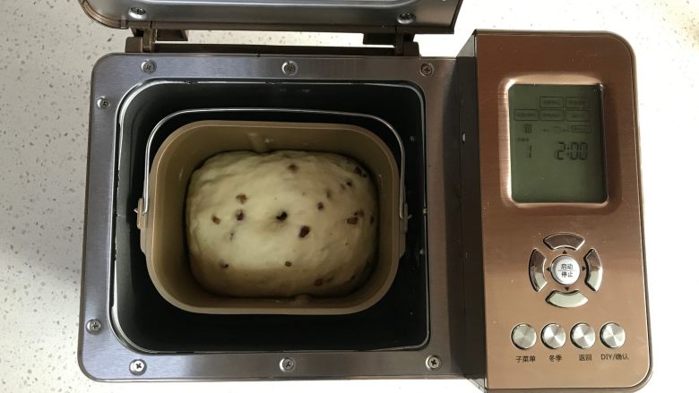 面包机版红枣果仁面包,发酵结束，手指沾干面粉插入拔起，洞口不回缩不塌陷即完成。