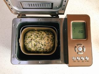 面包机版红枣果仁面包,发至8分满后，选择烘烤，时间为32分钟。