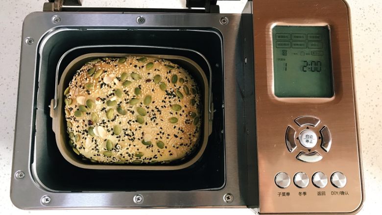 面包机版红枣果仁面包,烘烤结束，马上取出面桶，倒出面包晾凉。