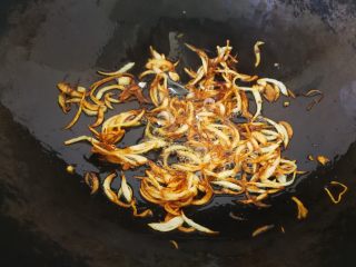 台式卤肉饭,锅中放入一大勺金龙鱼外婆乡小榨菜籽油，放葱头丝小火煸炒。炒到葱头变成焦黄色后将葱丝捞出来备用，葱油留在锅里。
