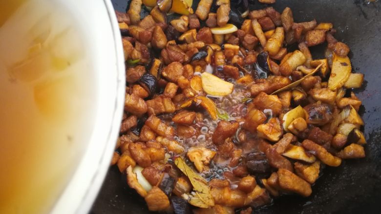 台式卤肉饭,将泡香菇的水倒入锅里，再加入适量的清水。
