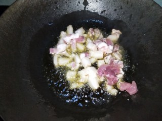 芋儿烧肉,锅里倒入少量油，油热后放入猪肉