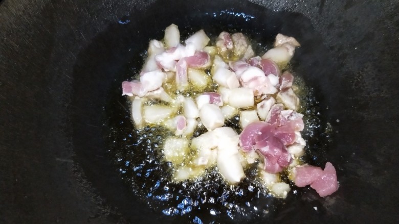 芋儿烧肉,锅里倒入少量油，油热后放入猪肉
