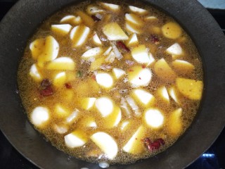 芋儿烧肉,加入水，没过食材，煮25分钟左右；汤开转小火煮