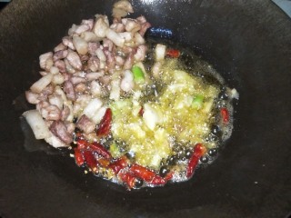 芋儿烧肉,把猪肉拨到一边放入生姜、蒜、干辣椒、葱段爆香