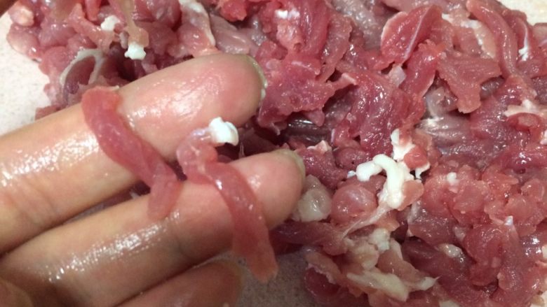豆芽爆炒小肉丝,首先肉洗干净后在水里浸泡一会，然后切成很细的肉丝，越细越好