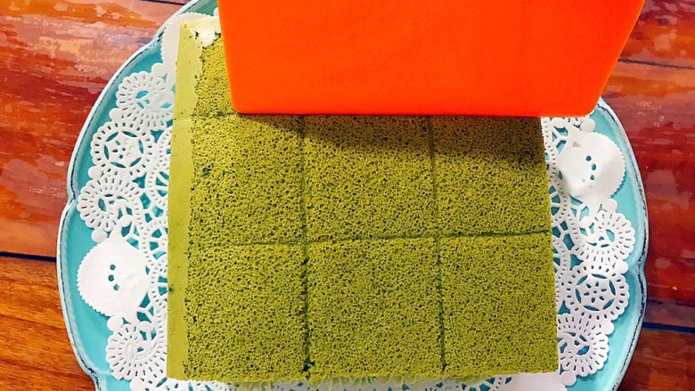 芽芽教你做超简单的美美的生日蛋糕,盖上最后一片蛋糕胚之后，用刮板在表面按下纹路，成九宫格！