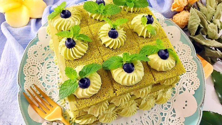 芽芽教你做超简单的美美的生日蛋糕,好了，咱们的这款生日蛋糕就完成了！是不是很漂亮啊！
美美的摆拍一下之后赶紧放进冰箱冷藏吧！