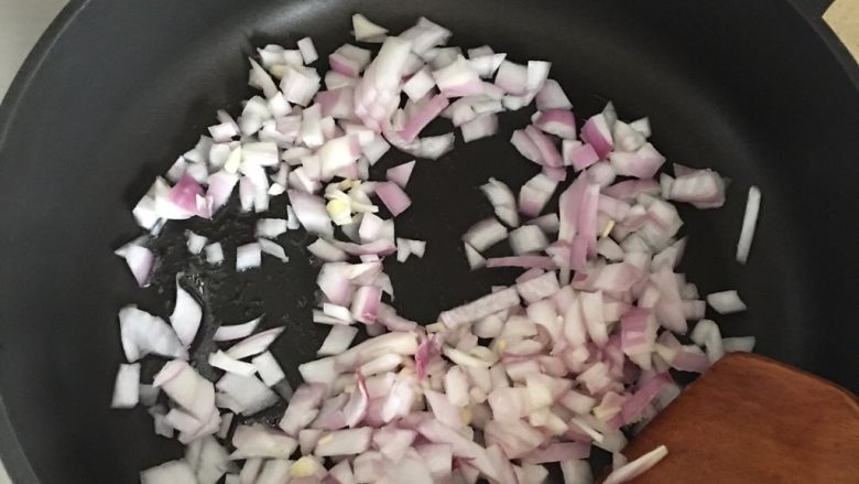 香甜米饭+三文鱼烤肠培根🍅🥔🥕焗饭,放点油炒洋葱。