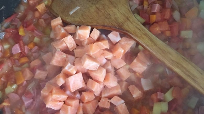 香甜米饭+三文鱼烤肠培根🍅🥔🥕焗饭,继续翻炒放入一些水，盖上盖子焖上，土豆胡萝卜软了，倒入三文鱼。