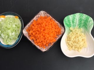 什锦肉末豆腐蒸糕,切葱花，胡萝卜末和姜末