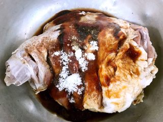 烤羊腿,浸泡好的羊腿冲洗干净沥干水份放入调味料一品鲜酱油、蚝油、糖、料酒、五香粉、黑胡椒粉
