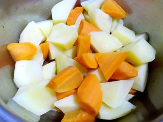 烤羊腿,土豆和胡萝卜去皮洗净切成滚刀块在开水中焯5分钟后立即放入冷水中过凉再晾干
