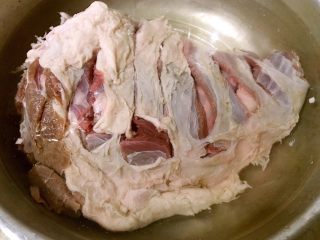 烤羊腿,羊腿用刀划几刀这样好入味清洗一下在水中浸泡2小时去除杂质和血水