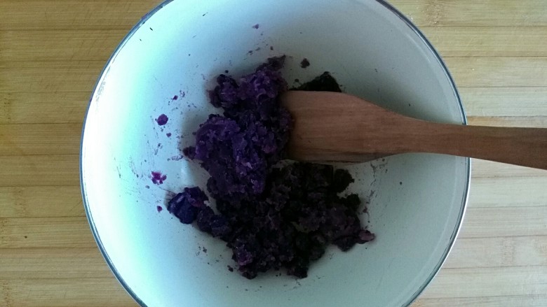 宝贝开口笑之紫薯夹心酱饼干,蒸熟的紫薯压成泥
