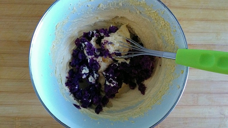 宝贝开口笑之紫薯夹心酱饼干,把紫薯泥放入黄油里