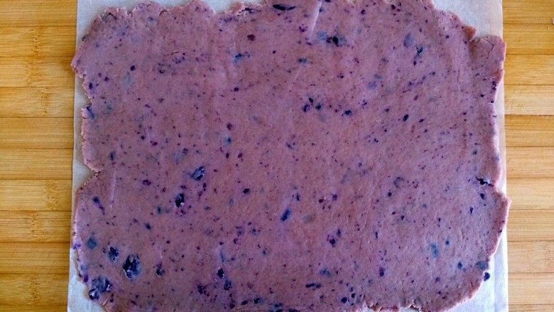 宝贝开口笑之紫薯夹心酱饼干,面板放油纸把面团擀成厚片