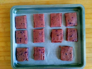宝贝开口笑之紫薯夹心酱饼干,覆盖有草莓果酱的一面