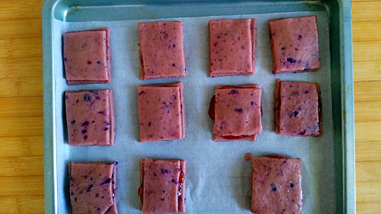 宝贝开口笑之紫薯夹心酱饼干,覆盖有草莓果酱的一面
