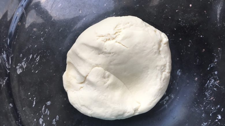 一次性发酵的香菇大肉包,用手揉成三光，因为是一次发酵，这里就要一次性揉到位，直到面团摸着有婴儿皮肤般的触感，时间大概10到15分钟