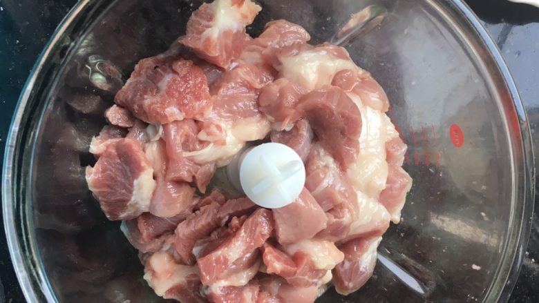 一次性发酵的香菇大肉包,洗干净切小块放绞肉机