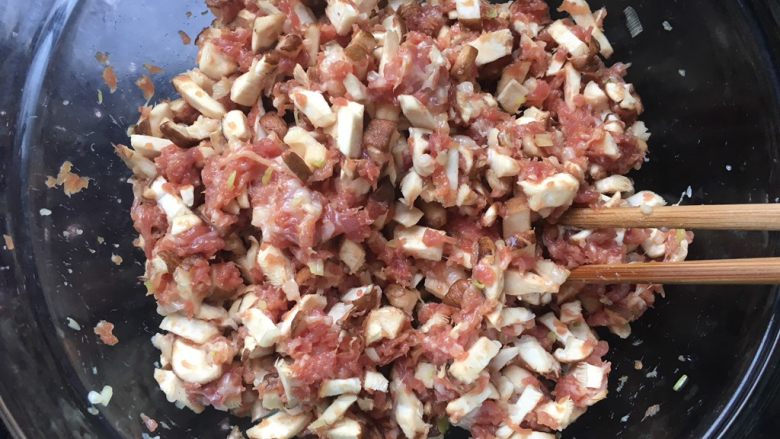 一次性发酵的香菇大肉包,跟猪肉混一起，放一边备用，让香菇吸收肉里的味道