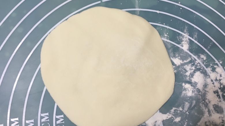 一次性发酵的香菇大肉包,擀圆，边上薄中间厚一点