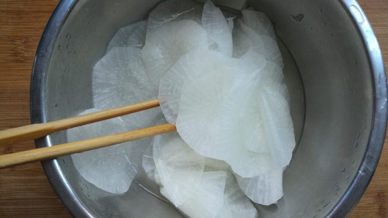 糖醋白萝卜,用筷子搅拌均匀。