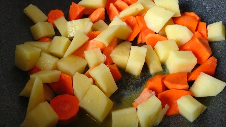 咖喱牛腩,黄油融化加入胡萝卜翻炒，再加入土豆翻炒均匀