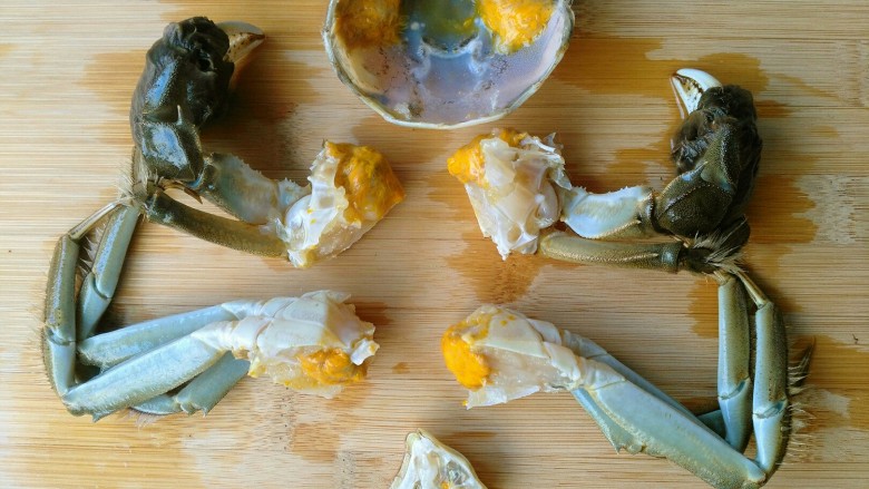 香辣大闸蟹,大闸蟹用刷子刷干净，开盖，去蟹腮和黑色部分，切块。