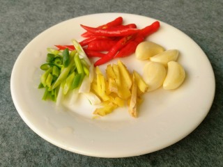 香辣大闸蟹,葱切段、姜切丝、蒜用刀轻松拍一下，小米椒切大段。