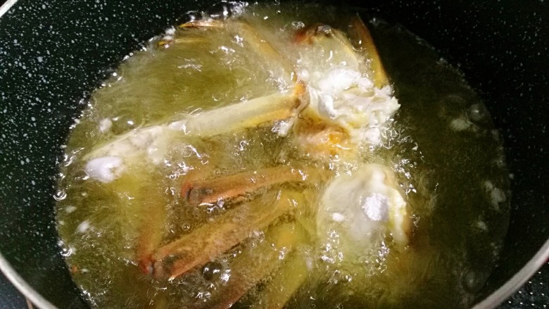 香辣大闸蟹,油七层热时，下蟹炸至变红色后捞出。