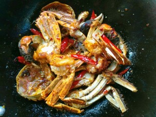 香辣大闸蟹,倒入炸好的蟹加少许食盐翻炒均匀。