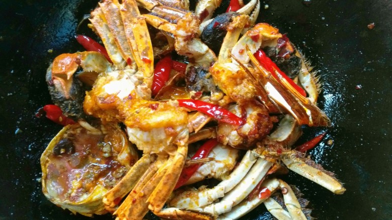 香辣大闸蟹,倒入炸好的蟹加少许食盐翻炒均匀。