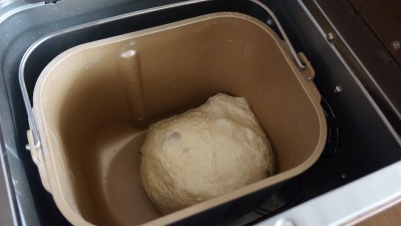 一键式米饭葡萄干面包,室温高的话用冰水，和面的时候可以打开面包机盖，但一定要记得在时间显示到1小时47分前盖上面包机盖。因为这时候，果料盒会自动打开，投放果料。这是和好的面团