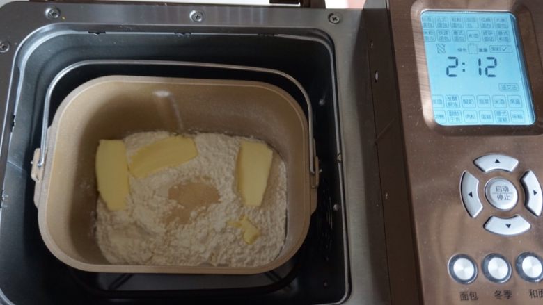 一键式米饭葡萄干面包,面包桶放入到面包机内，选择“大米面包”功能