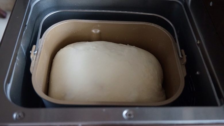 一键式米饭葡萄干面包,发酵结束，面包坯发酵到有八分满。（发酵的时候面包机一定要盖上盖子）