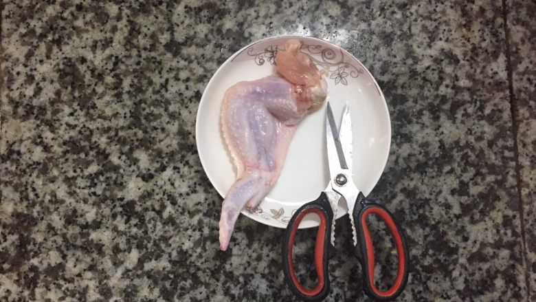 鸡翅包饭,现在把鸡翅去骨，最好用厨房剪刀，这样比菜刀好操作，在鸡翅头上，用剪刀把肉和骨头分离，然后用手把鸡翅的关节骨掰断，这样就很容易取出。注意一点，一定不能把鸡翅皮弄破，这样塞饭时就会漏了