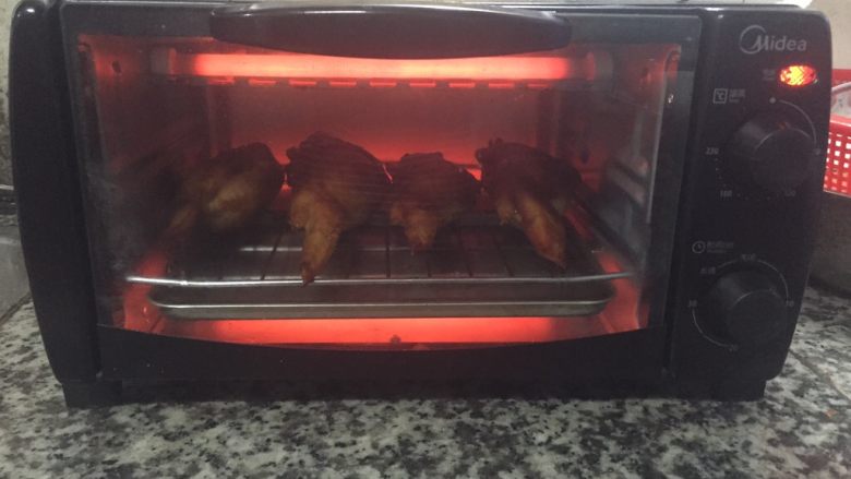 鸡翅包饭,第二次放入烤箱时，一定要注意，和第一次放入时，一定要相反面的，这样才会烤的均匀。用时15-20分钟，温度200°。